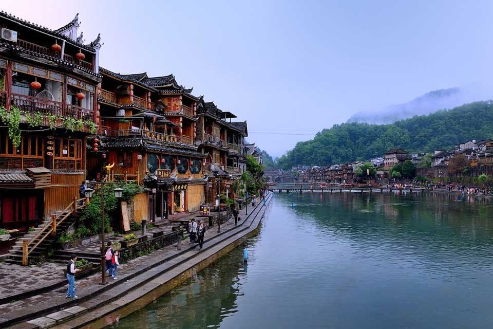 Phượng Hoàng Cổ Trấn