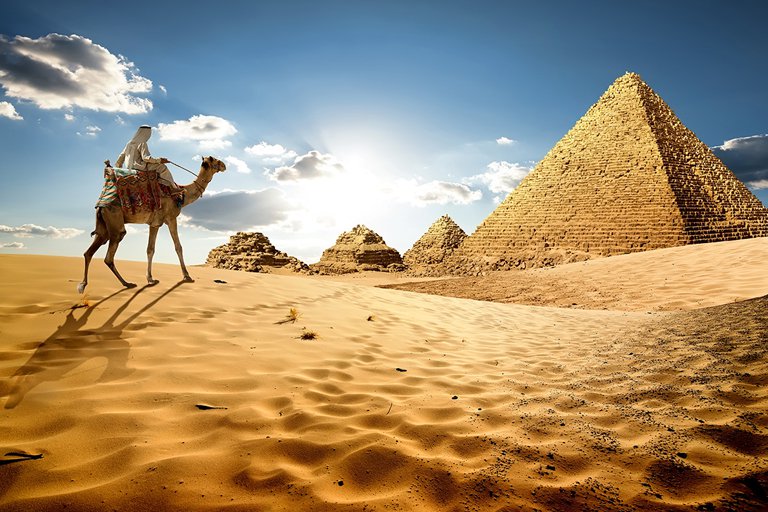 Kim tự tháp đồ sộ Khê-ốp